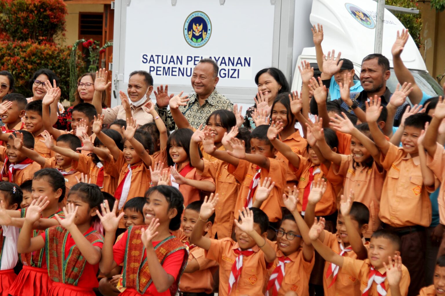 Hendri Tumbur Simamora berfoto bersama anak - anak SDN 034 Matiti 2 Dolok Sanggul