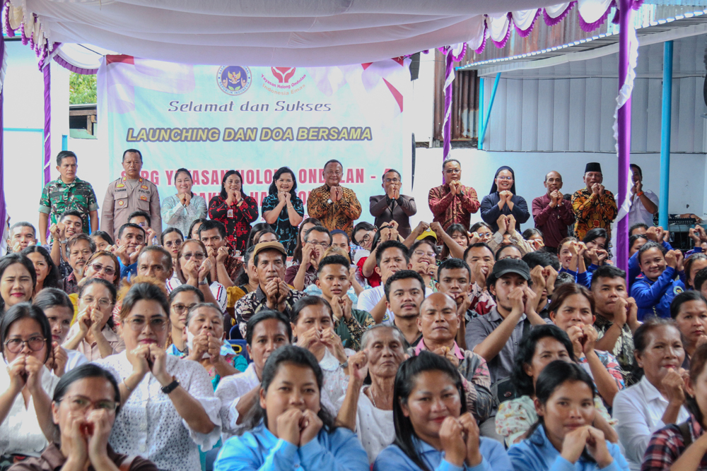 Keterangan Foto: Yayasan Holong Ondolan Indonesia Emas berfoto bersama pihak terkait seusai acara "Lauching dan Doa Bersama SPPG Yayasan Holong Ondolan 4 Pakkat Hauagong," di Kecamatan Pakkat, Humbang Hasundutan, Sumatera Utara, Sabtu, 15 November 2025. (dok.gerindrahumbahas.id)